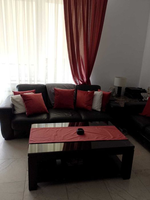 Vand set canapele piele, masa si 4 scaune