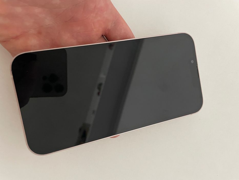 iPhone 13 roz în stare foarte bună