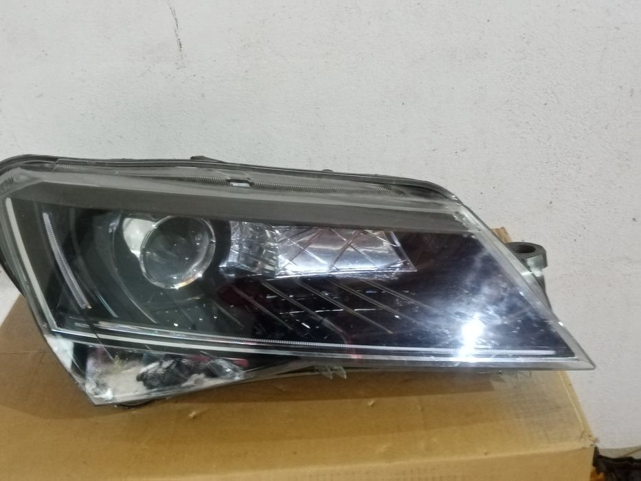 Vând far stânga dreapta skoda xenon