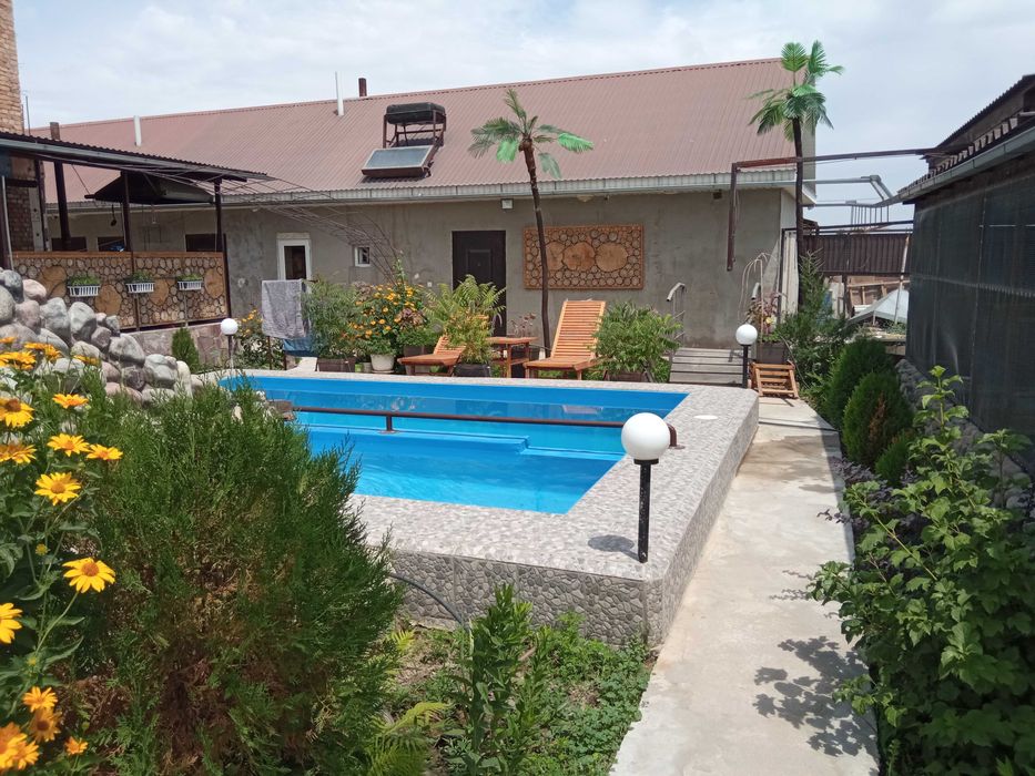 Дом в Ынтымаке с бассейном