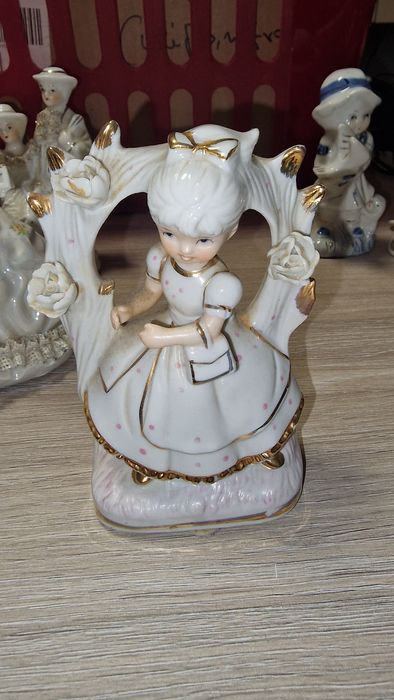 Bibelouri portelan la gramada