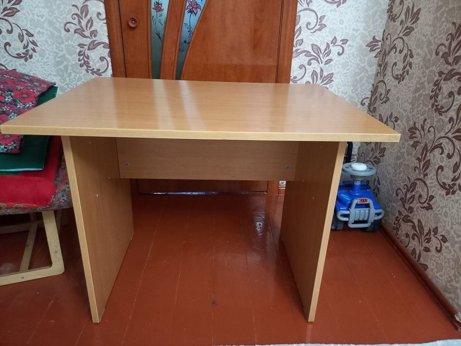 Компютерный стол сатылады.