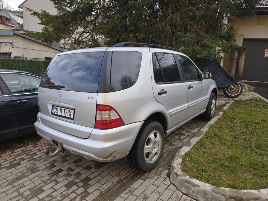 Mercedes ML 270 - autoutilitara 4 locuri