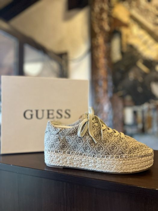 Нови сникърси-GUESS