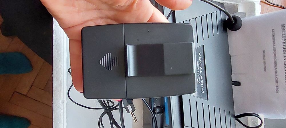 Комплект безжични микрофони с приемник за любителски партита.