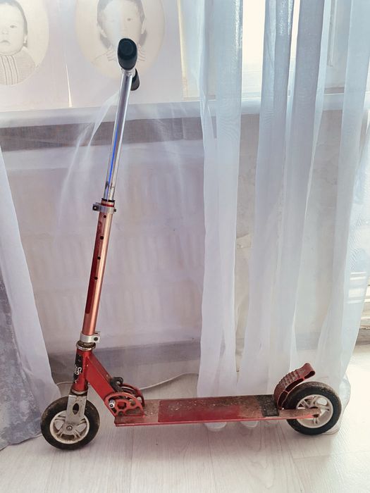 Продам самокат красный