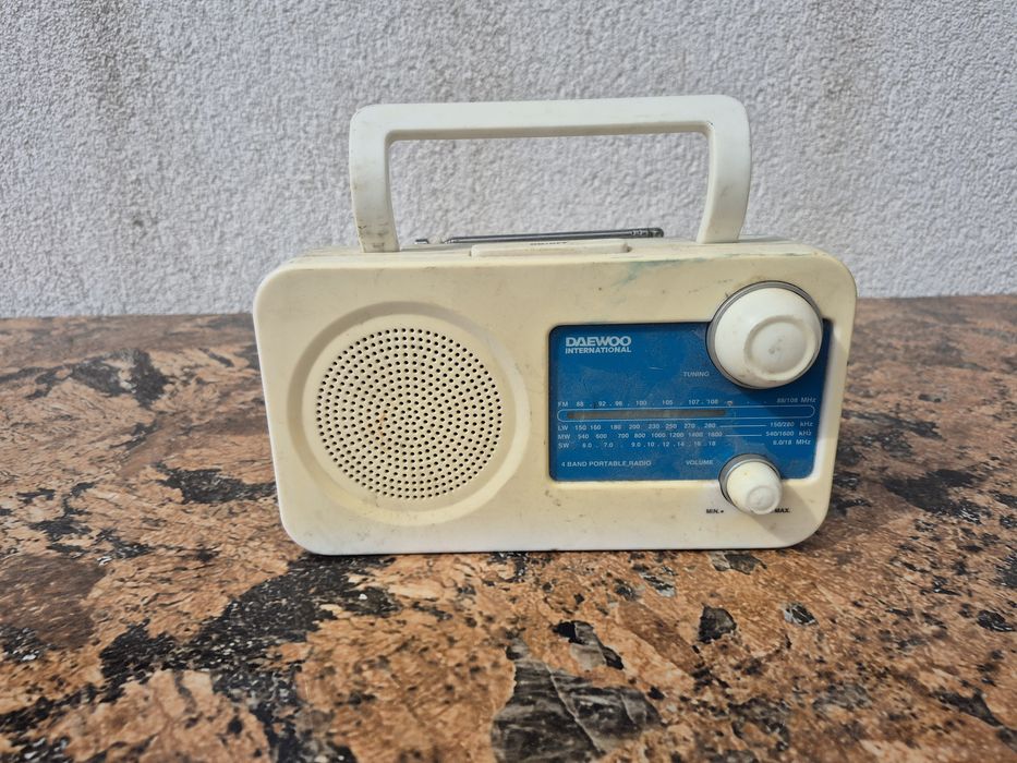 RADIO portabil marca Daewoo international model 

- livrez oriu
