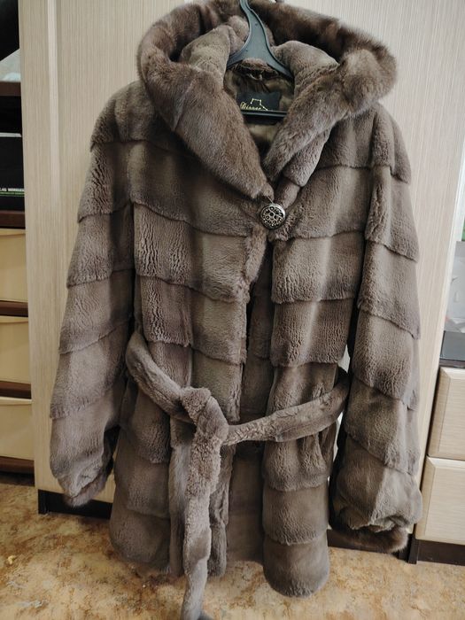 Шуба б/у, стриженый бобёр, воротник на капюшоне - норка