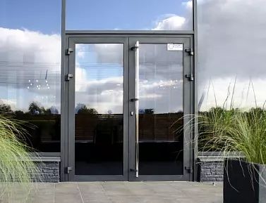 Алюминевые двери и перегородки