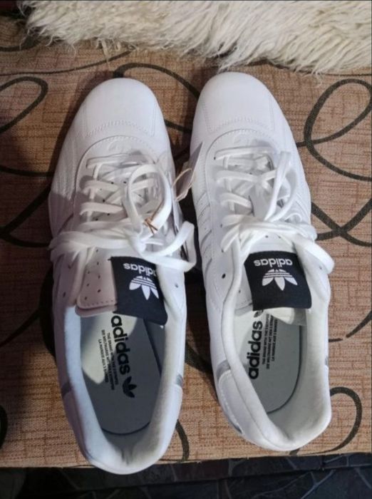 NOU cu etichetă Adidas Originals mărimea 44