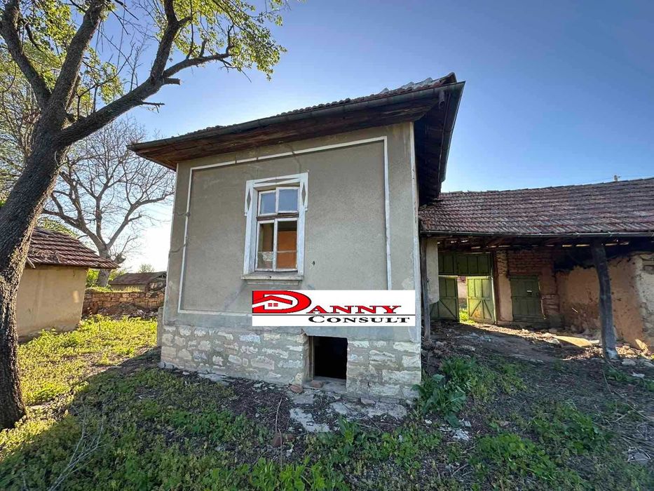 Стара къща с двор и кладенец в с. Горски Сеновец