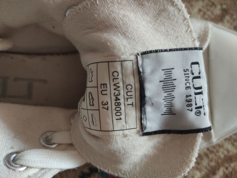 Продаются белые кеды