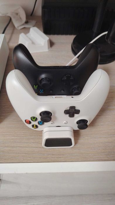 Xbox One S 1TB + 2 controllere + stație încărcare FroggieX