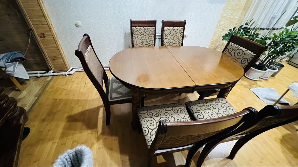 Продам стол раздвижной со стульями 6 шт