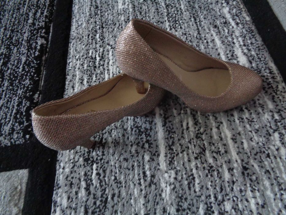 Vand pantofi de dama