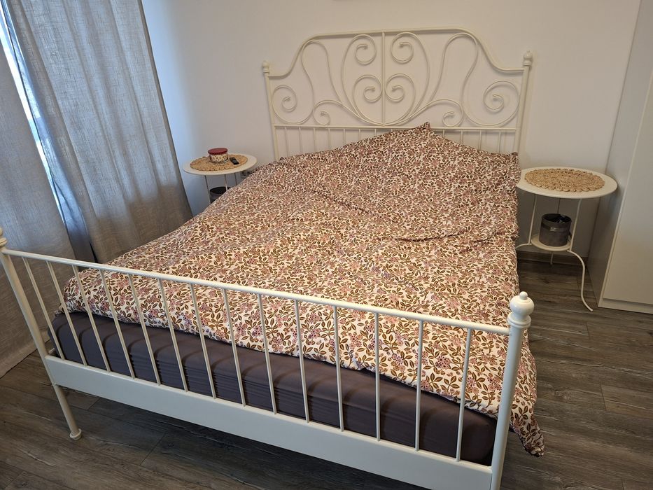 Vând pat IKEA LEIRVIK, dimensiune 160x200 cm, cu somiera , saltea  si doua masute