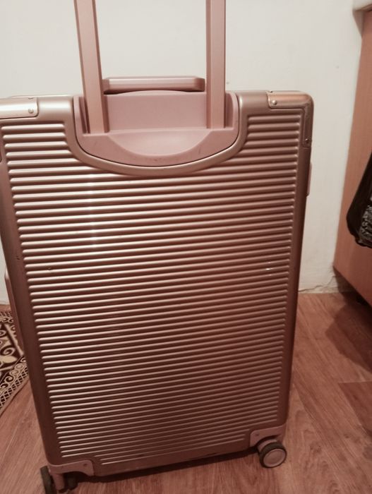 Чемодан сатылады.