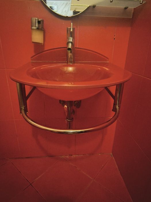 Запазени стъклен умивалник и огледало