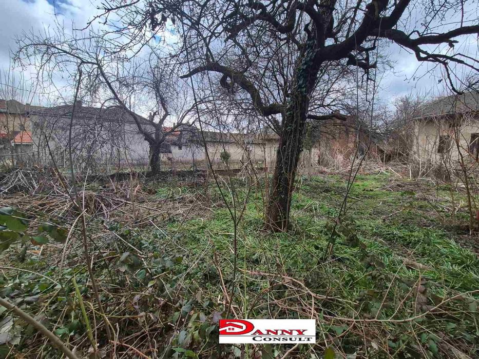 Двуетажна къща с двор в гр. Павликени