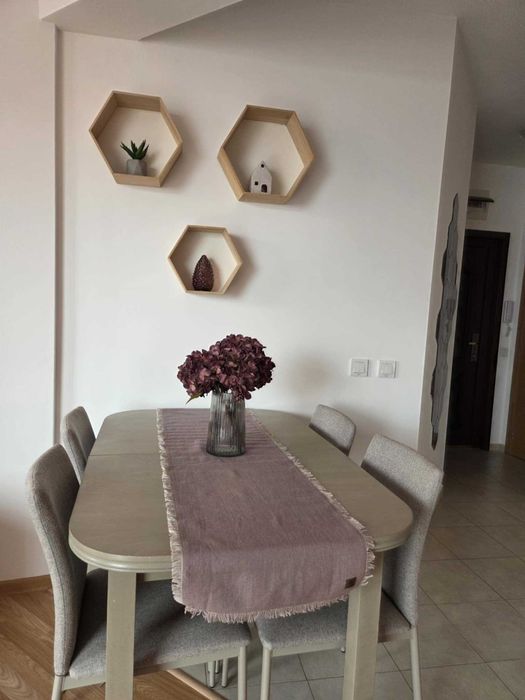 Тристаен под наем