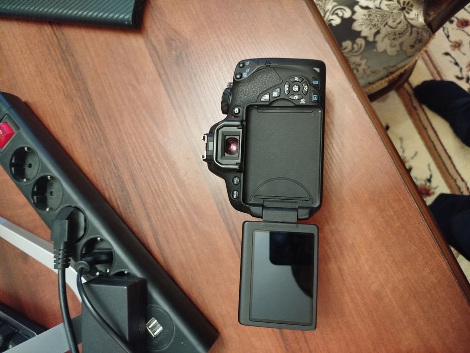 Canon EOS 700D + объектив 50mm f/1.8

Отличный комплект для фото