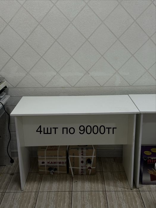 Холодильник, раковина, столы