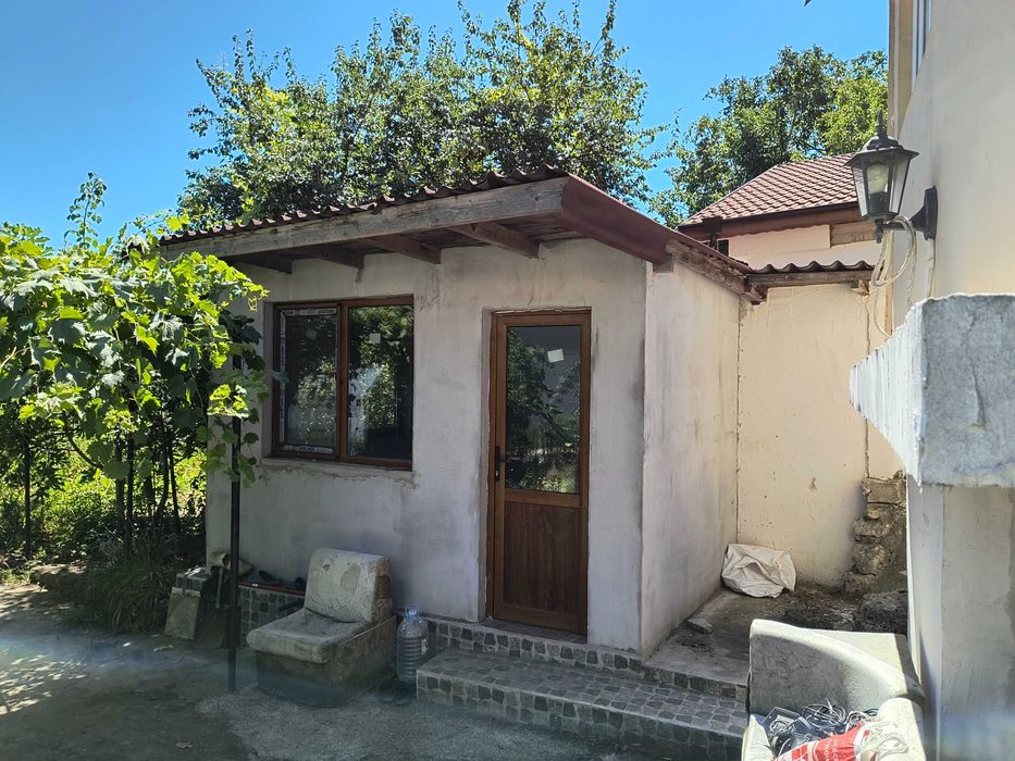 Продавам парцел с къща м-т Ален Мак
