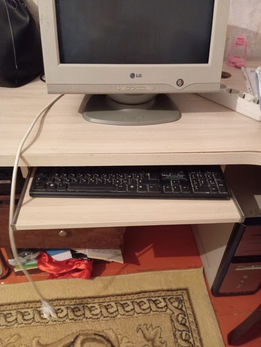 Компьютерный стол сатылады