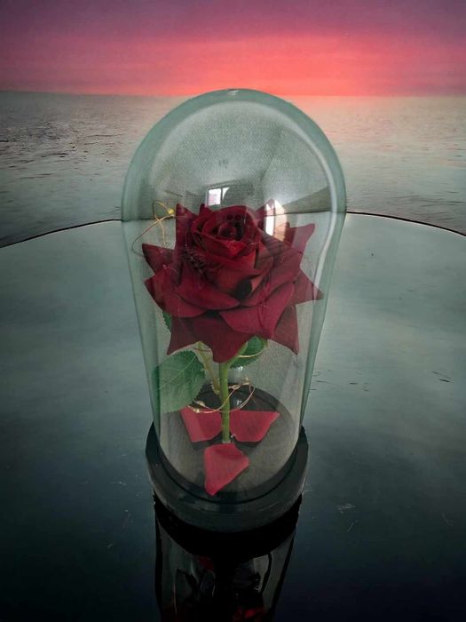 Светеща вечна роза в стъкленица
