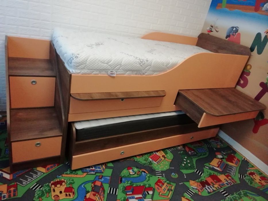 Двуетажно легло тип сандвич за деца с вградени бюра.