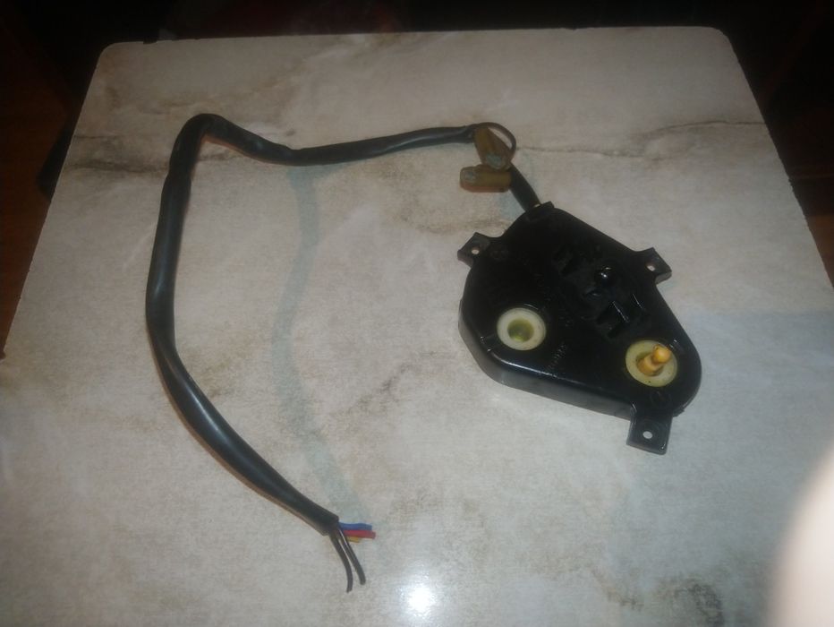 Продам от правого  электро зеркала Авенсис