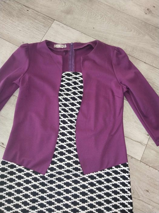 Платье яркое и строгое