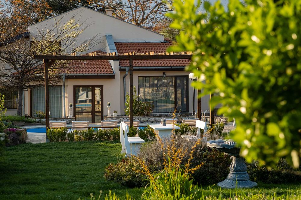 Луксозна къща с басейн, голям двор - парк, лятна веранда