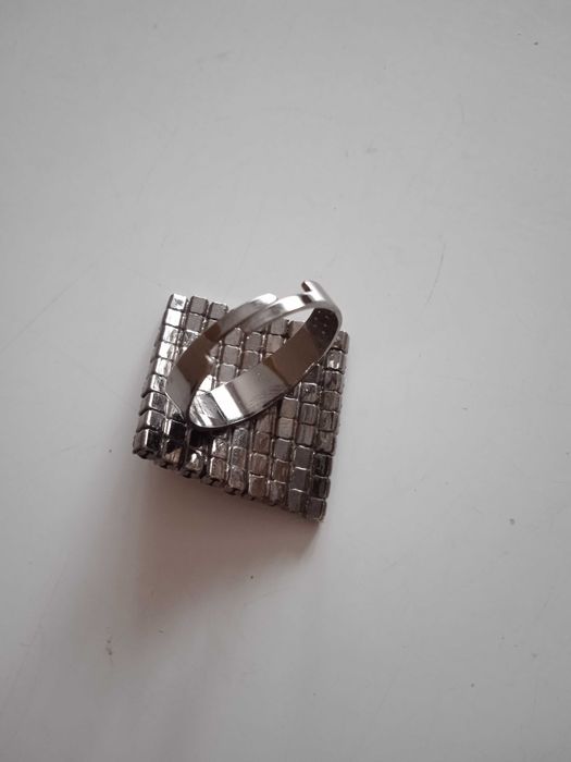 Нов дамски пръстен с черни камъни