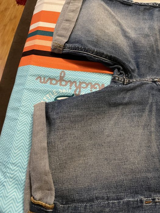 Pantaloni scurti de blugi