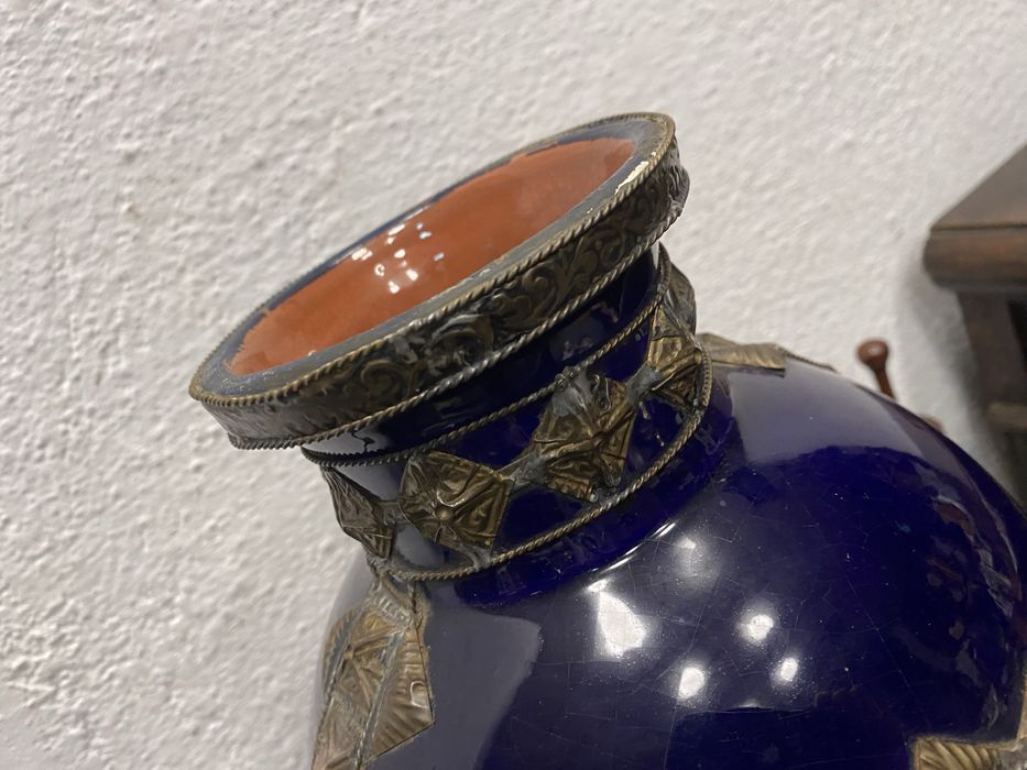 Мароканска синя керамична ваза с месинг и кост, 1930 1950