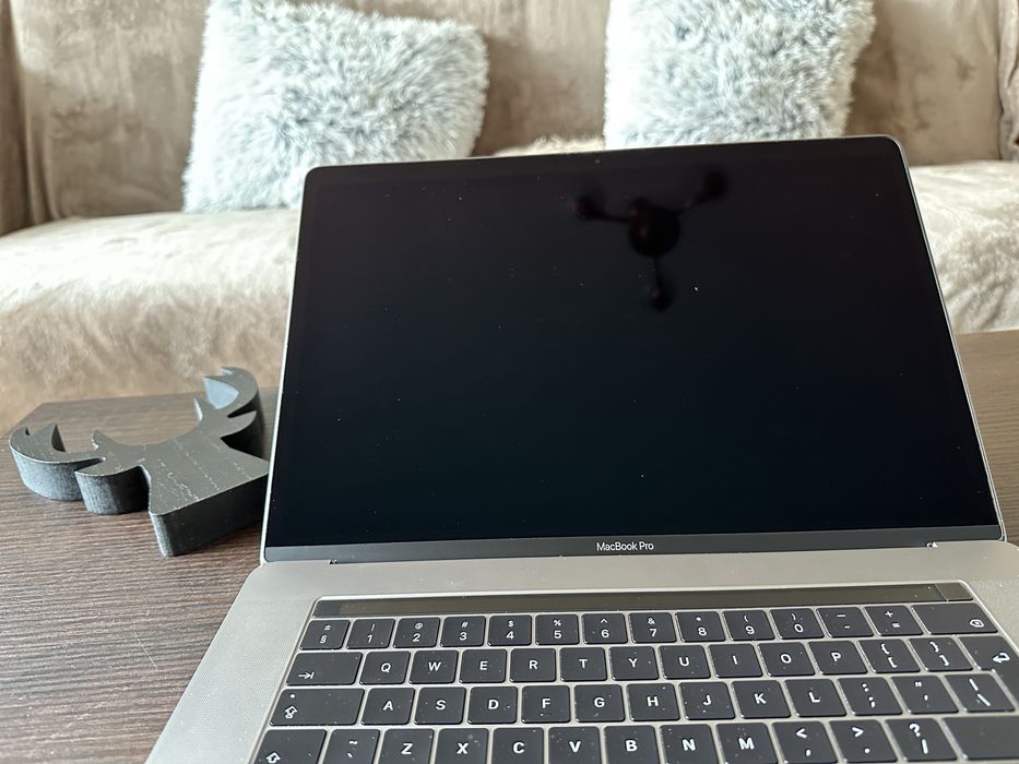 MacBook Pro 2017 Touchbar (15", Retina, A1707) 500 GB SSD, Intel i7, AMD Radeon 4 GB, 16 GB RAM