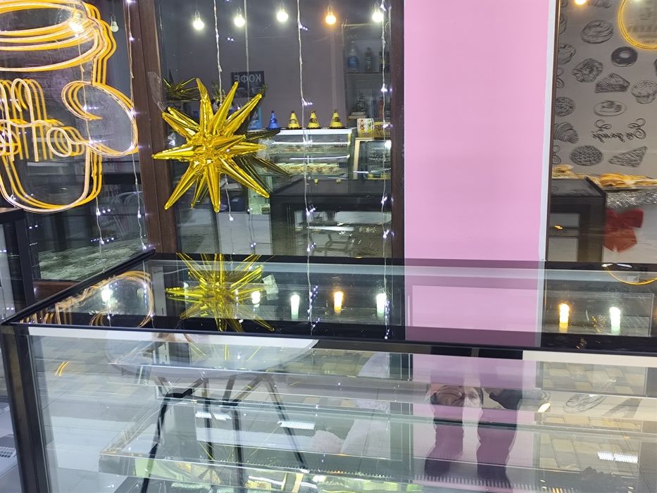 Витринный кондитерский холодильник