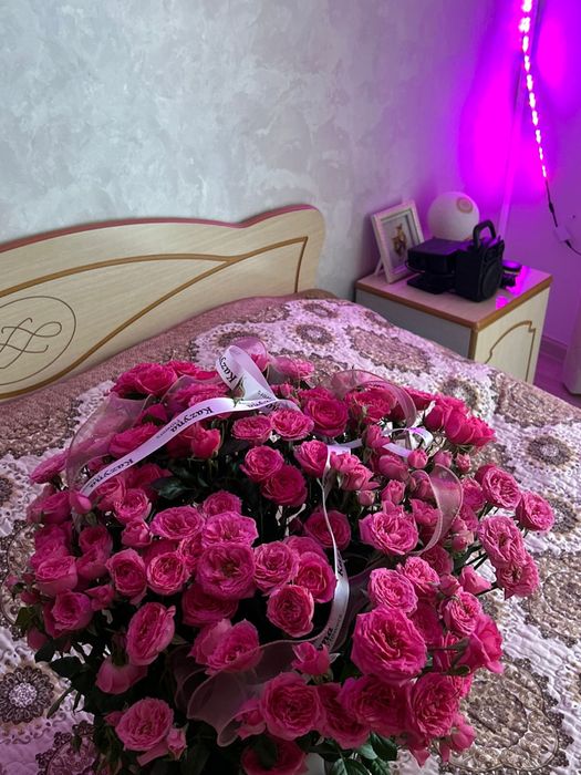 Цветы, кустовые розы в корзине