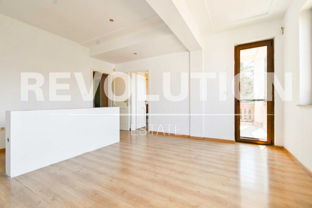 Къща на два етажа в гр. Банкя