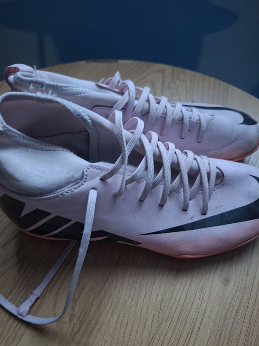 Vând ghete de fotbal