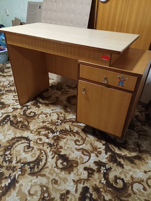 Продавам бюро от дървен материал,