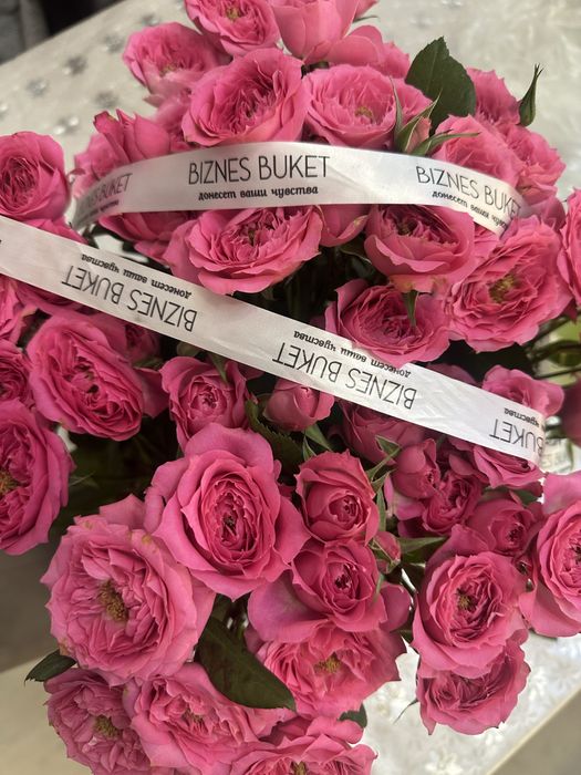 Пышный букет розовых кустовых роз