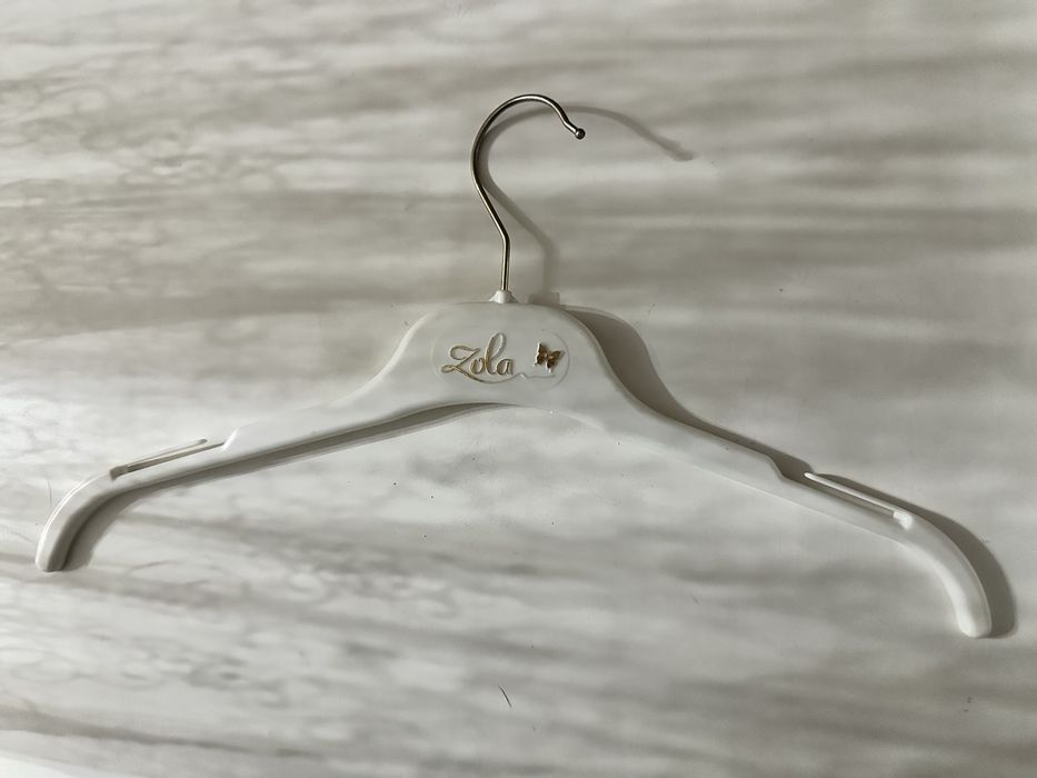 Белые тонкие пластиковые вешалки