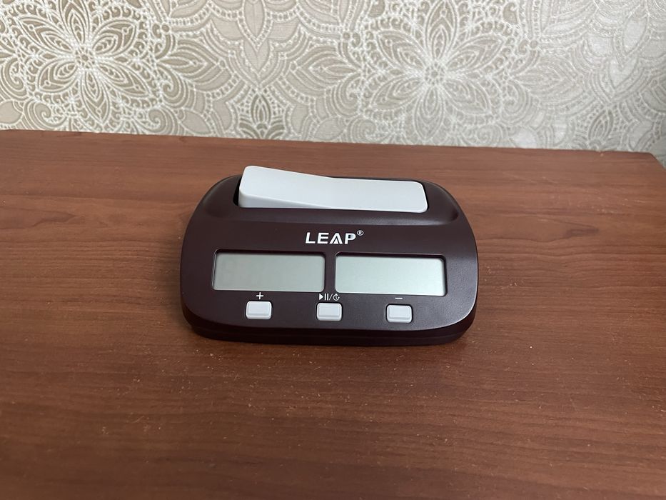Продаю шахматные часы Leap