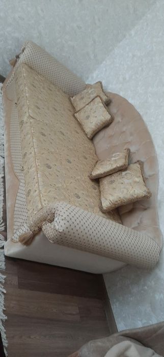 Диван әдемі,алтын түсті сатылады