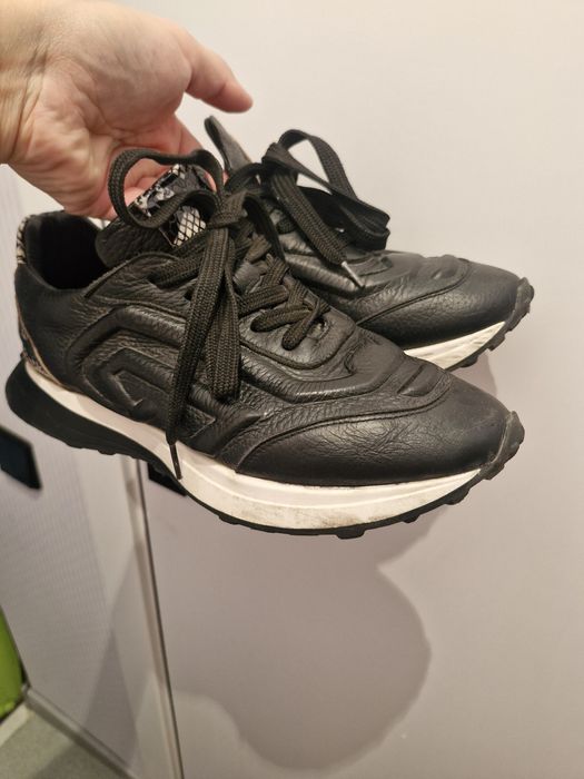 Продам кроссовки  за 12 тыс