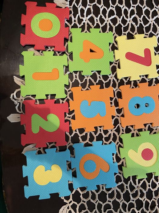 Covoras din numere si litere pentru copii