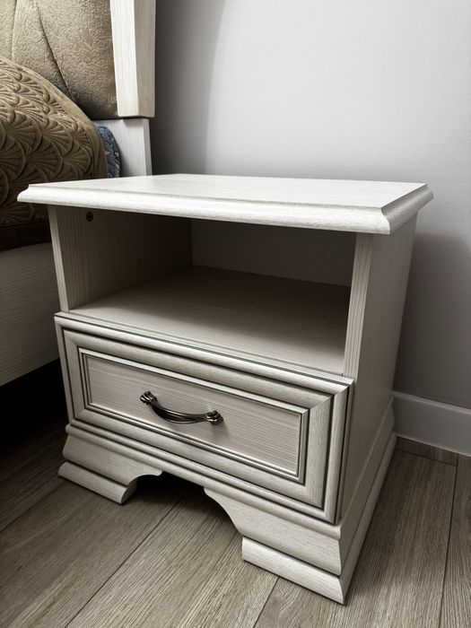 Продам комод и прикроватные тумбы