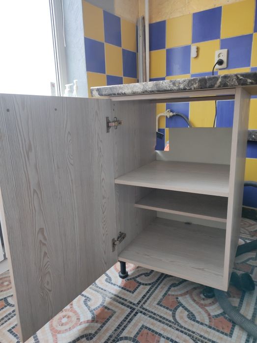 Тумбочка с тремя полочками